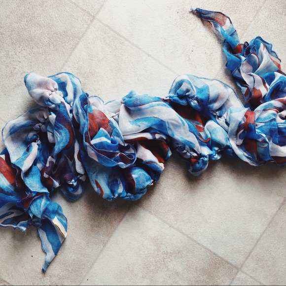Collection Eighteen Ruffle Scarf - Picture 2 of 3